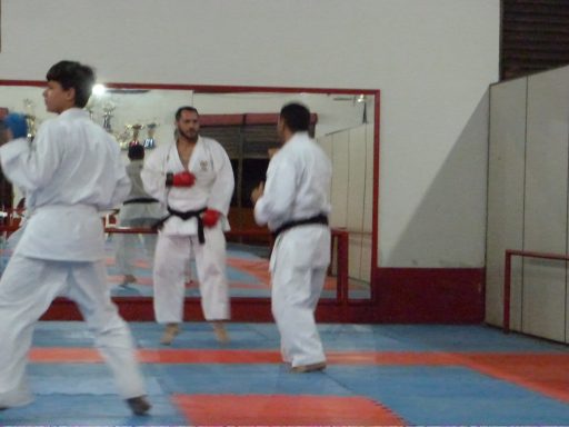 Karatekas adultos haciendo Sparring de entrenamiento en Brasil