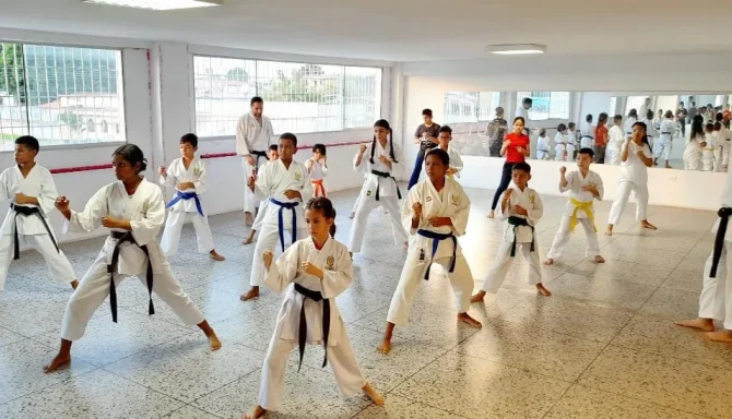 Alumnos de Karate Dojo Torii en plena clase en Venezuela