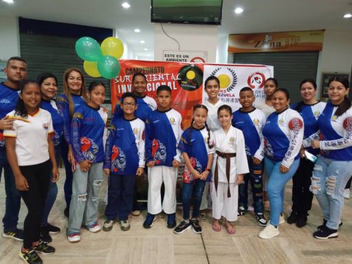 Grupo de Karatekas y sus padres durante torneo de Karate