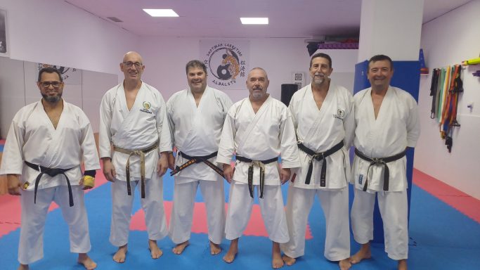 Profesores españoles de Karate posan frente a camara luego de entrenamiento