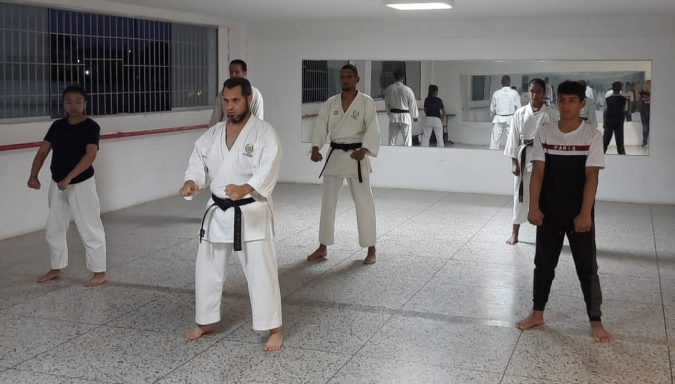 Karatekas durante clase de adultos