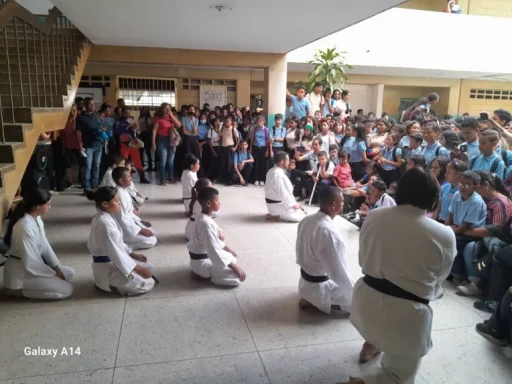 Karatekas realizan saludo ceremonial frente a multitud