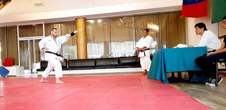 Ángel Fernández realizando kata durante examen con maestro Kosho Kanayama