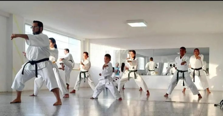 Karatekas realizando ejercicios con su instructor durante clase