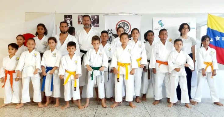 Karatekas alumnos de Dojo Torii con sus instructores posando para foto durante dia mundial del karate 2022 en Venezuela