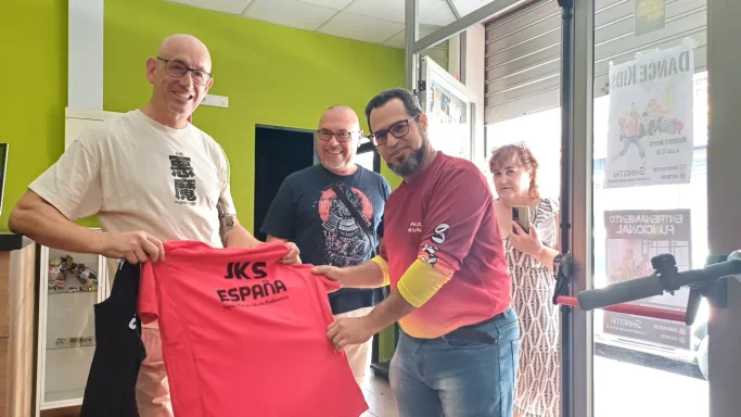 Maestro de Karate obsequia camiseta a alumno